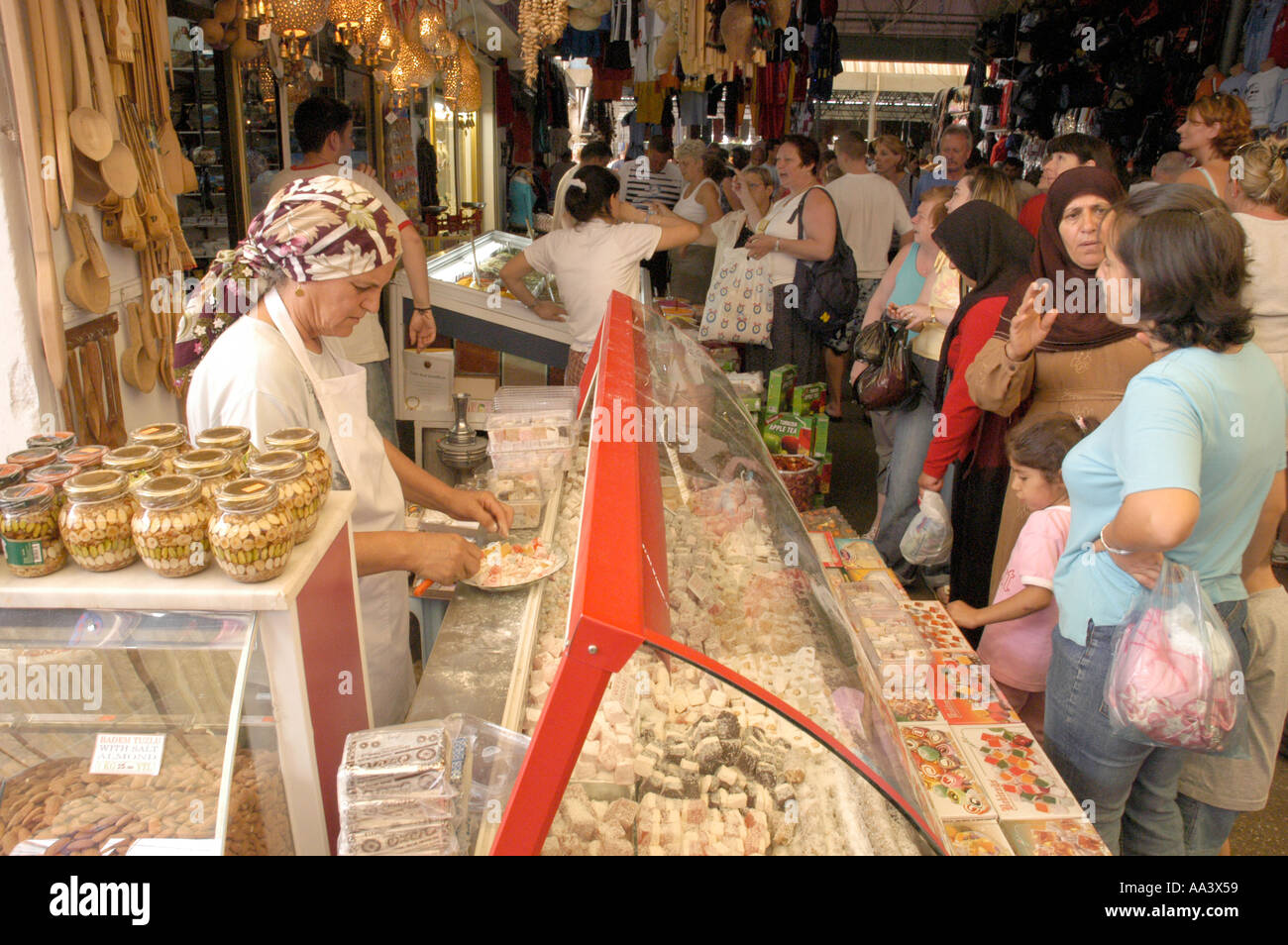 Donna preparando delizie turche per la vendita al mercato locale a Bodrum in Turchia Foto Stock
