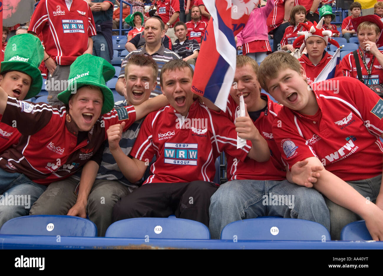 Llanelli Scarlets appassionati al Leicester Tigers Vs Llanelli Scarlets 21 04 07 Heineken European Cup Semi Finale Foto Stock