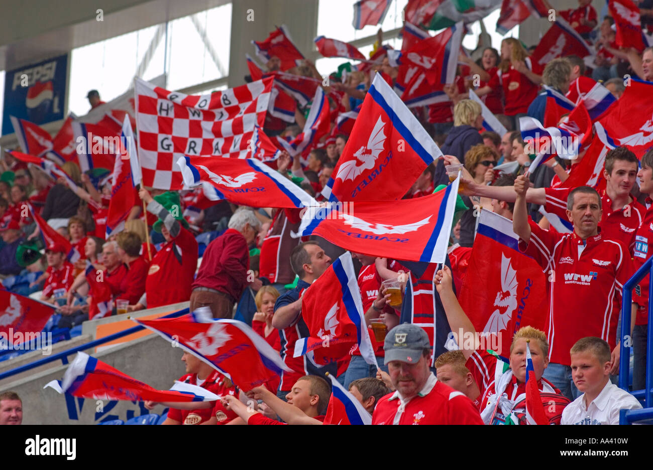 Llanelli Scarlets appassionati al Leicester Tigers Vs Llanelli Scarlets 21 04 07 Heineken European Cup Semi Finale Foto Stock