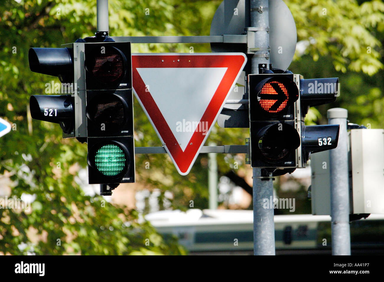 Traffik luci e segno ' per dare modo ' ' per dare diritto di modo ' a incrocio Foto Stock