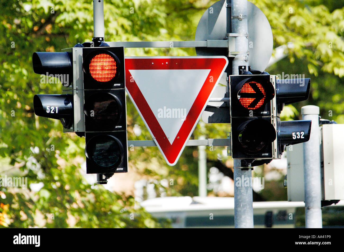 Traffik luci e segno ' per dare modo ' ' per dare diritto di modo ' a incrocio Foto Stock