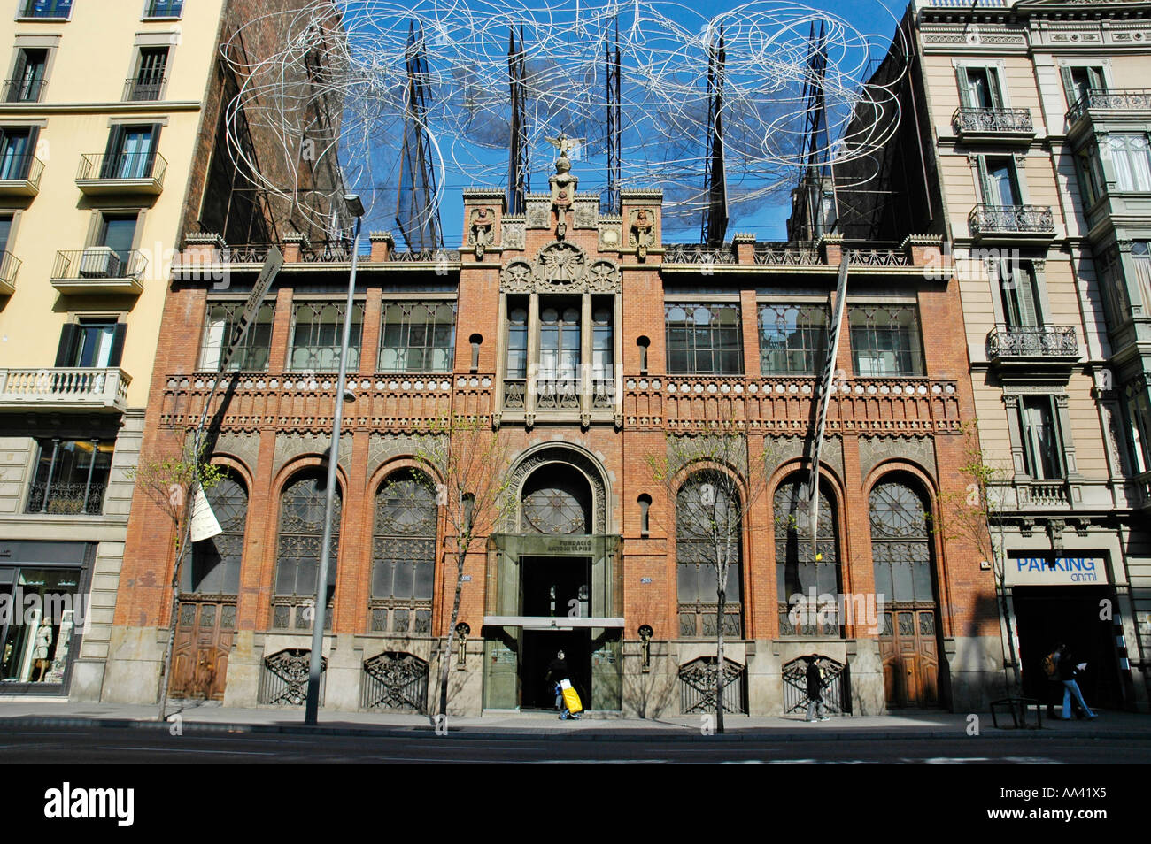 Fundacio Antoni Tapies in plastica con il cloud e il Cahr, architetto Lluis Domenech i Montaner, museo, Barcellona, in Catalogna, Spagna Foto Stock