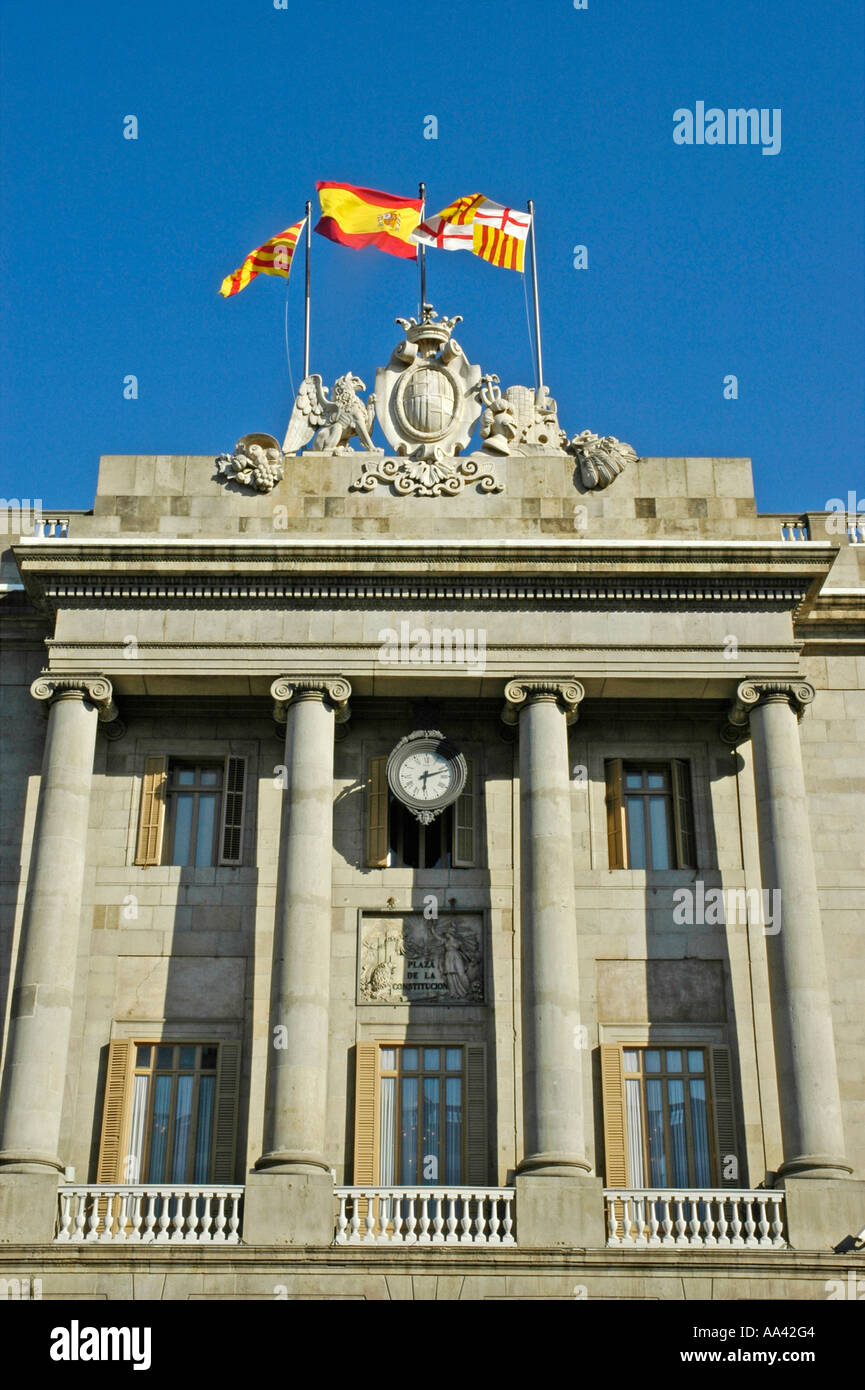 Il Palacio del Ayuntamiento, municipio con spanisch e bandiere catalano, Plaza de Sant Jaume, Barcellona, in Catalogna, Spagna Foto Stock