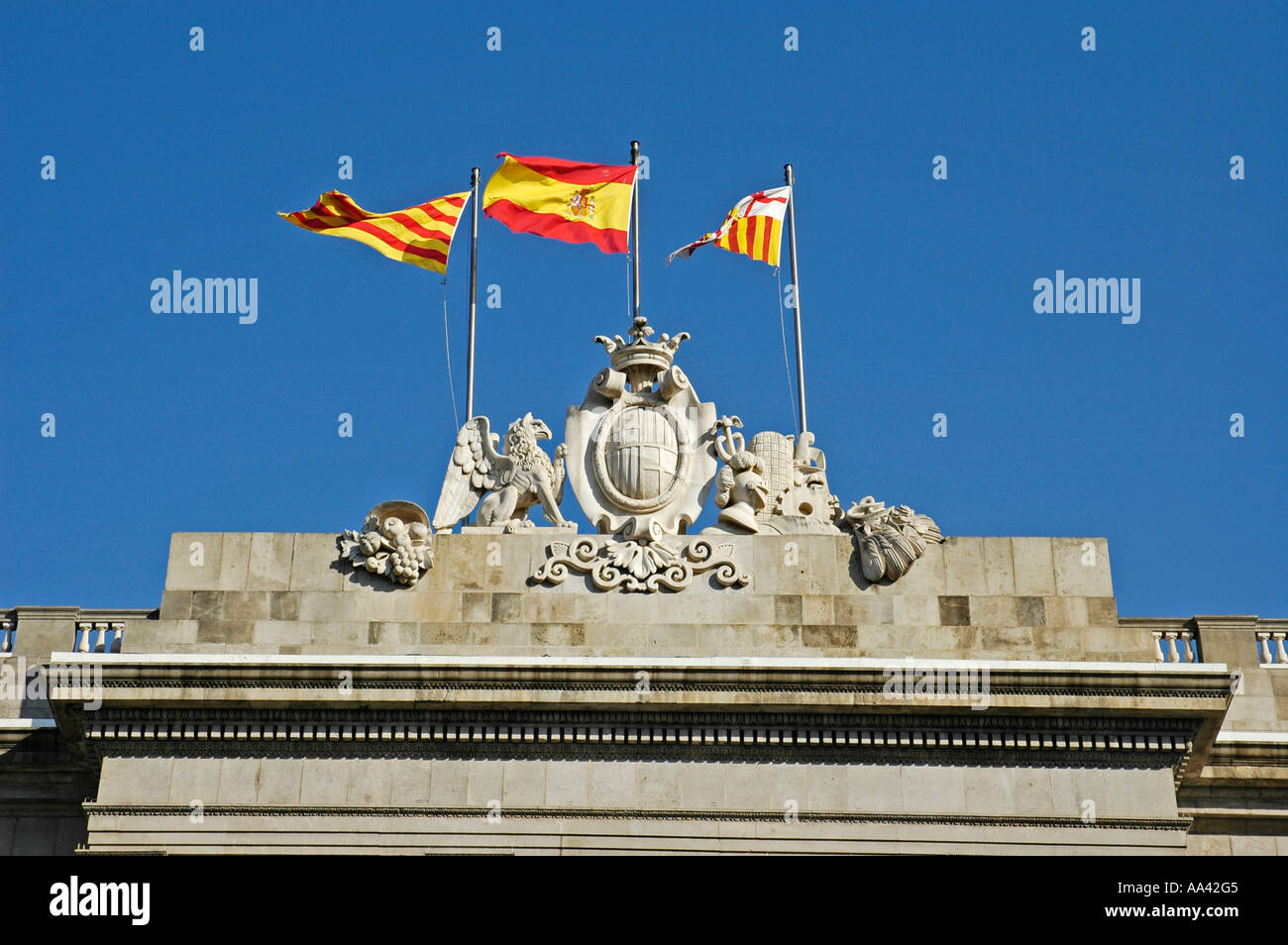 Il Palacio del Ayuntamiento, municipio con spanisch e bandiere catalano, Plaza de Sant Jaume, Barcellona, in Catalogna, Spagna Foto Stock