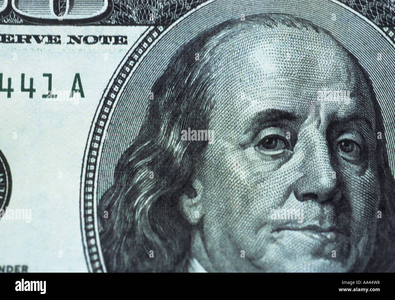 dettaglio dettaglio dettaglio della banconota da 100 dollari. Debito nazionale. Cartamoneta americana, banconota del tesoro statunitense. Ritratto di Benjamin Franklin. Valuta USA. Foto Stock