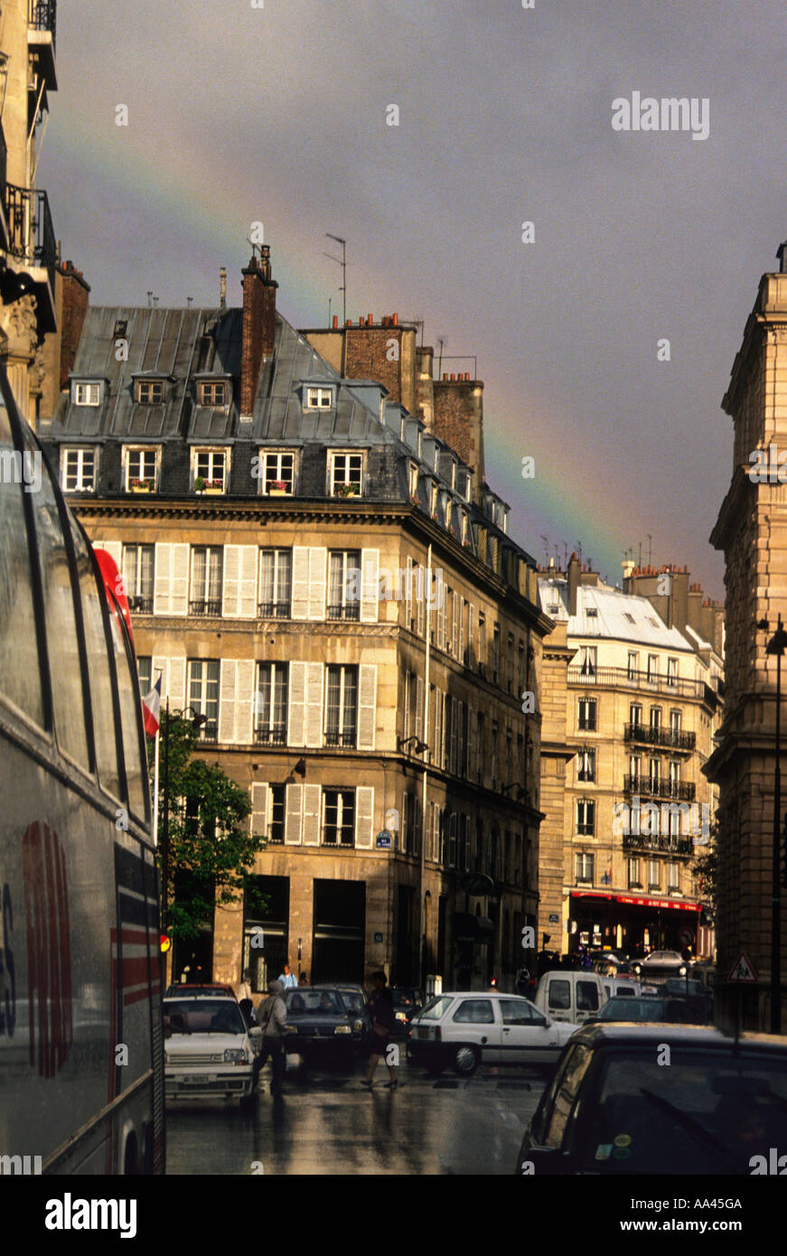 Riva sinistra di Parigi. Arcobaleno e nuvole tempesta in una giornata piovosa. 19th edifici di appartamenti secolo, traffico e strade umide parigine. Francia, Europa. Foto Stock