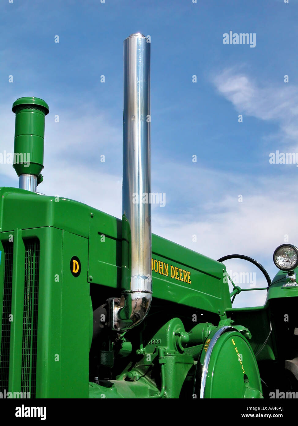 Vintage trattore John Deere dalla parte anteriore lato guida al vecchio trinciatori giorno Foto Stock