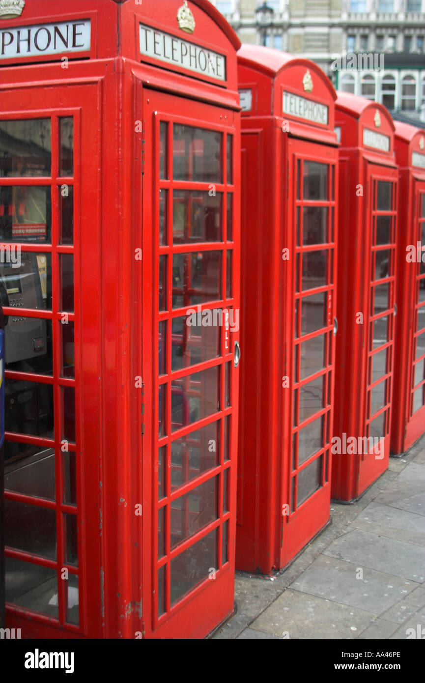 Un formato ritratto immagine di una linea di rosso iconico cabine telefoniche a Londra, Inghilterra. Foto Stock