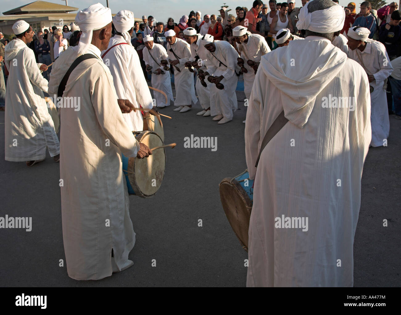 Musicisti tradizionali in bianche vesti Essaouira, Marocco, Africa del nord Foto Stock