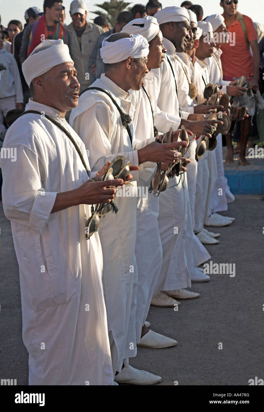 Musicisti tradizionali in bianche vesti Essaouira, Marocco, Africa del nord Foto Stock