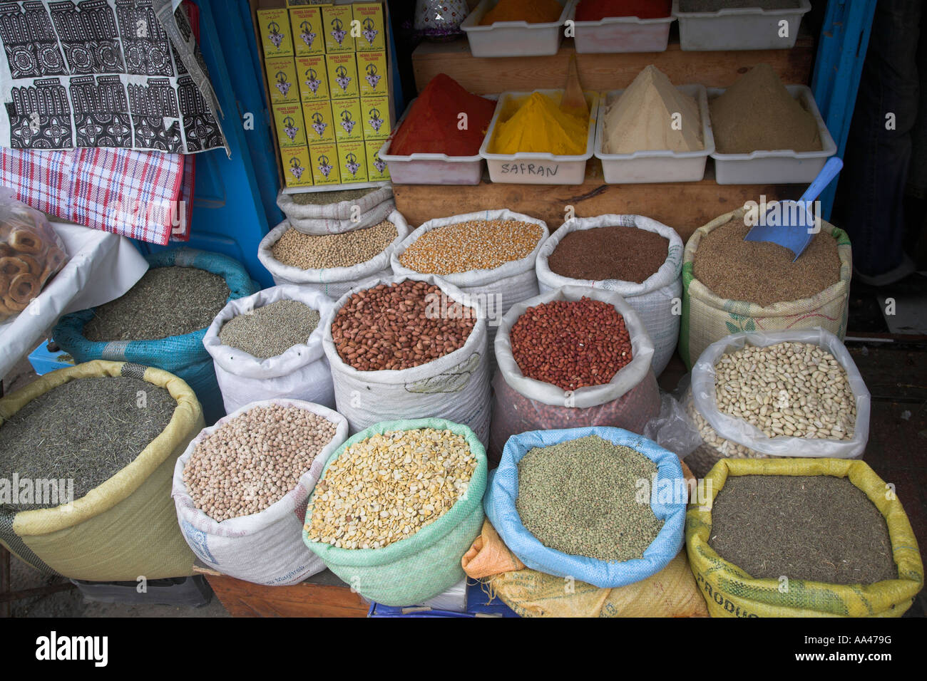 Le erbe e le spezie del mercato in stallo souk della medina Essaouira, Marocco, Africa del nord - viaggi, alimentari, mercato delle spezie Foto Stock