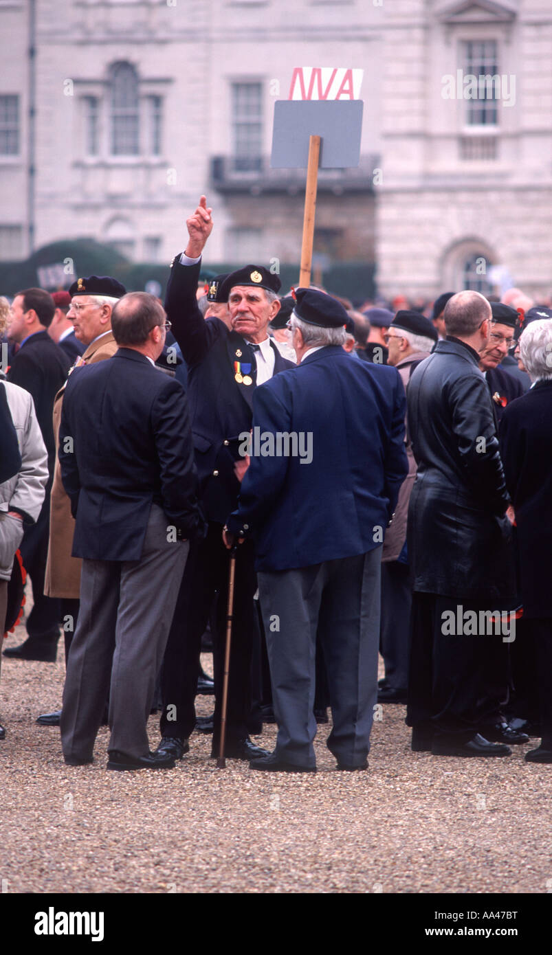 II Guerra Mondiale veterani incontro su la sfilata delle Guardie a Cavallo in preparazione per marzo sul giorno del ricordo, City of Westminster, Londra Foto Stock