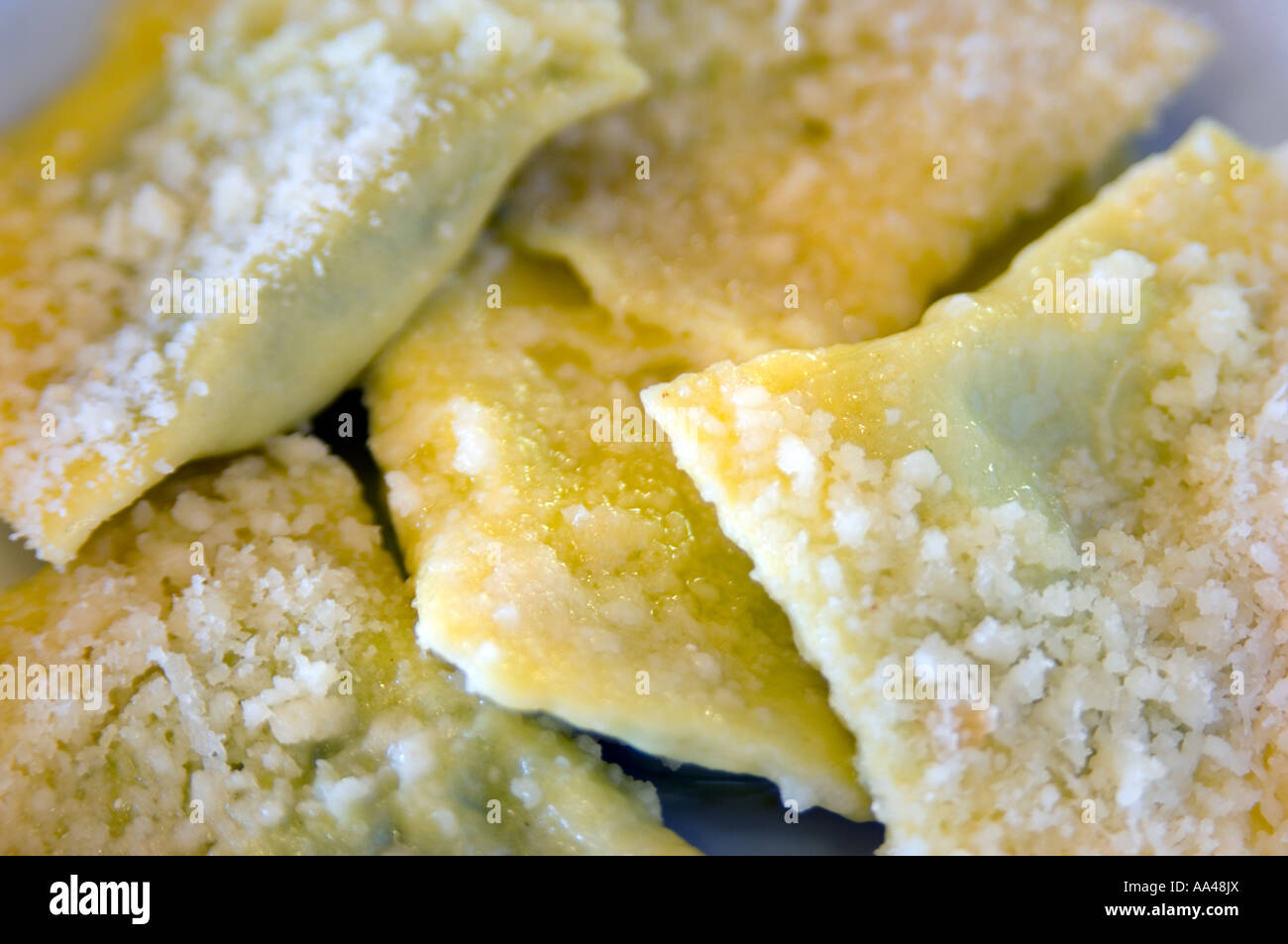 Ravioli ripieni di pasta con ricotta e erbe aromatiche Foto Stock