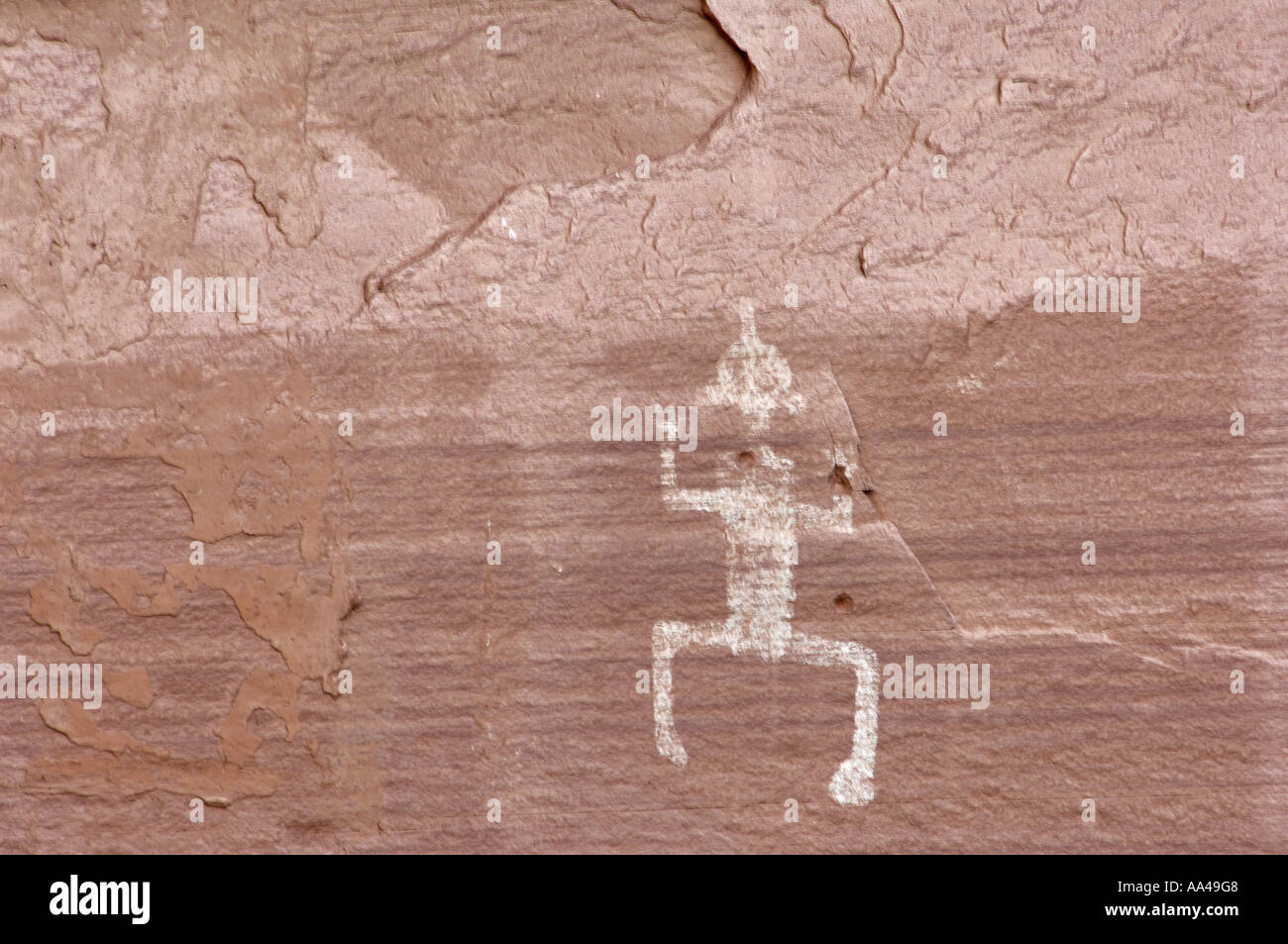 Anasazi aka ancestrale petroglifi dei Pueblo di una figura umana su cliff dwellings del Canyon De Chelly Arizona. Fotografia digitale Foto Stock