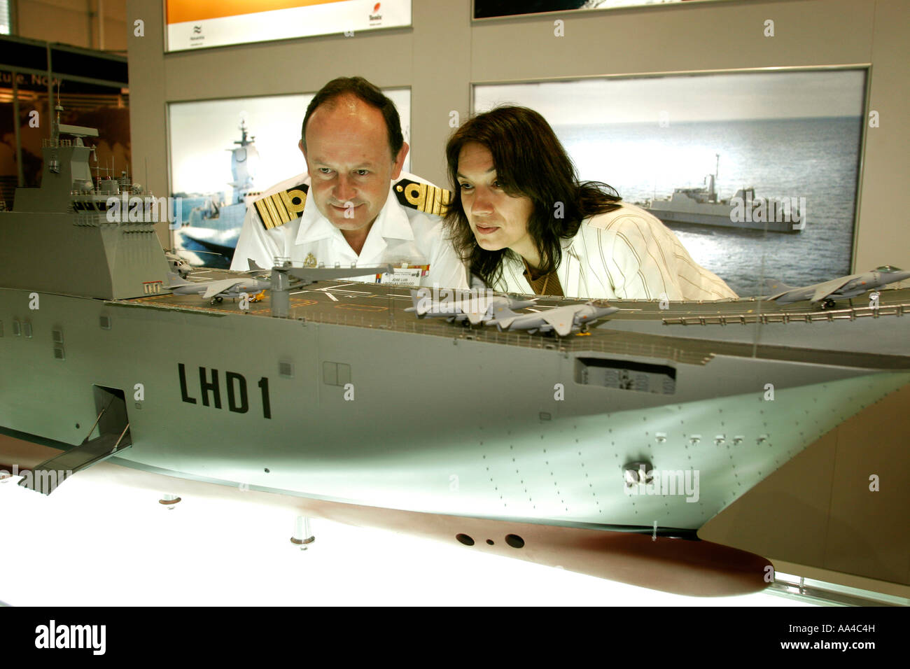 Difesa personale ispezionare una moderna multi-task nave da guerra a una fiera delle armi. Foto Stock