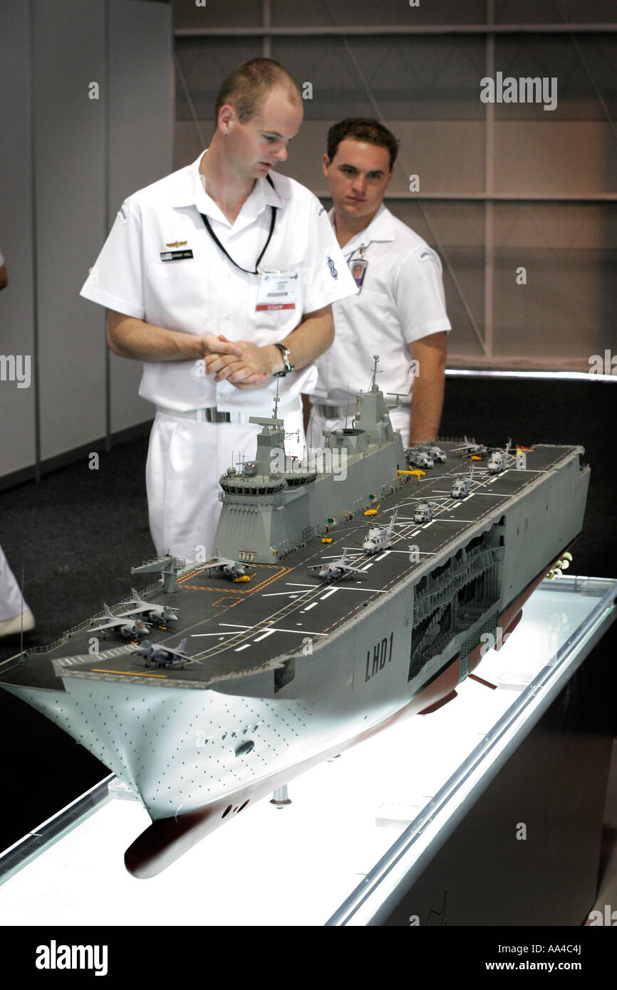 I marinai ispezionare una moderna multi-task nave da guerra a una fiera delle armi. Foto Stock