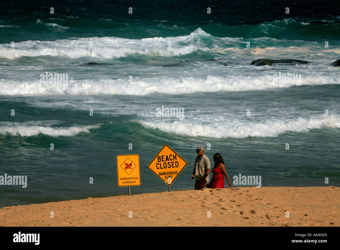 Una spiaggia chiusa a causa di pericolose e minacciano la vita correnti e a Rip Curl Curl Sydney Australia. Foto Stock