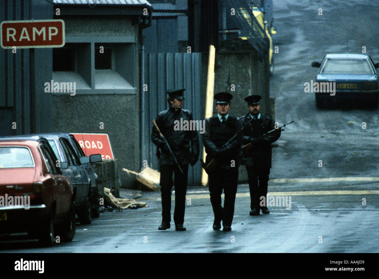 NEWRY BOMBARDAMENTO IRLANDA DEL NORD 28 FEB 1985. RUC nove poliziotti sono morti quando l'IRA a Malta ha bombardato la loro stazione di polizia nel nuovo Foto Stock
