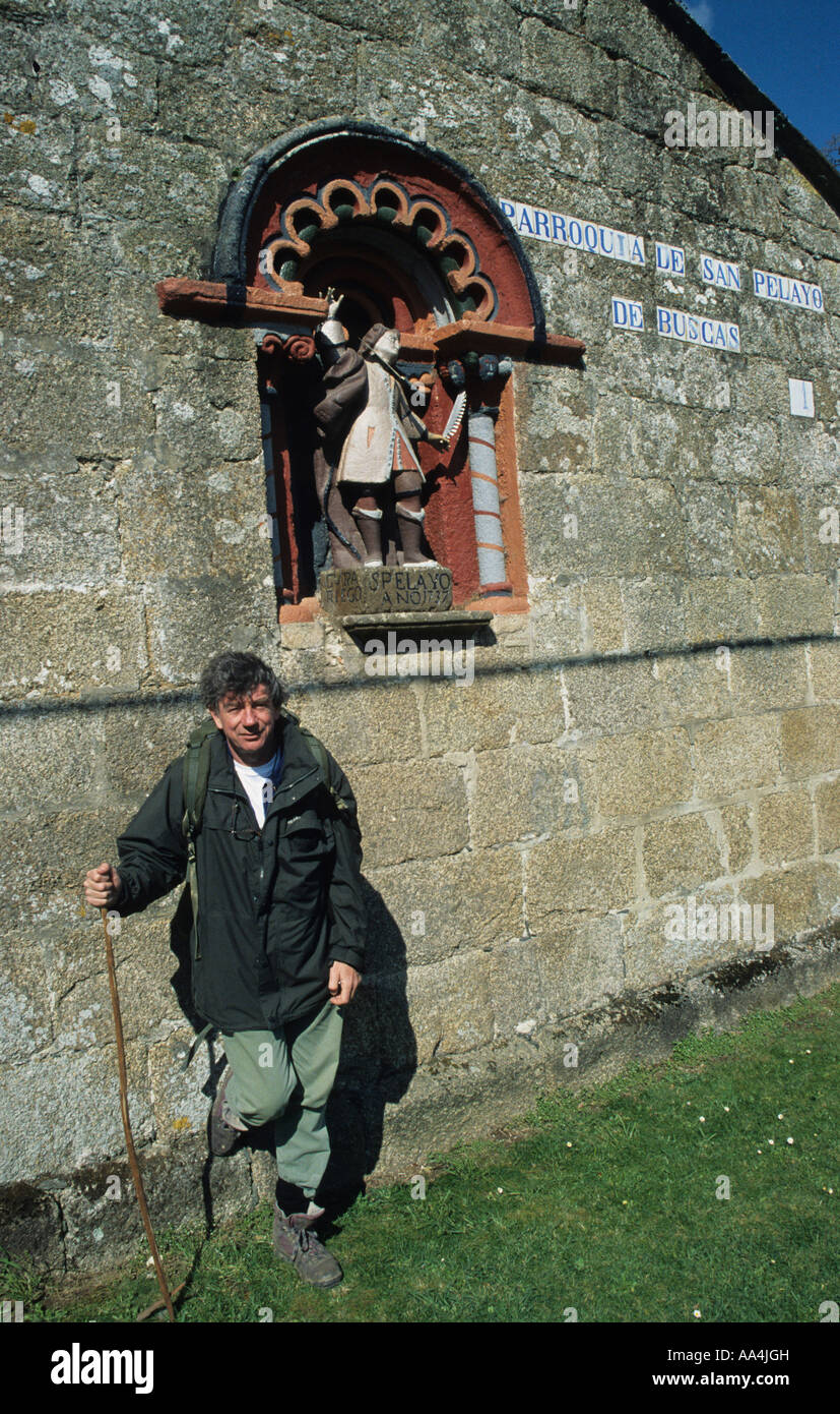 Un pellegrino Inglese sul Camino Ingles tra Ferrol e Santaigo de Compostela  Spagna Foto stock - Alamy
