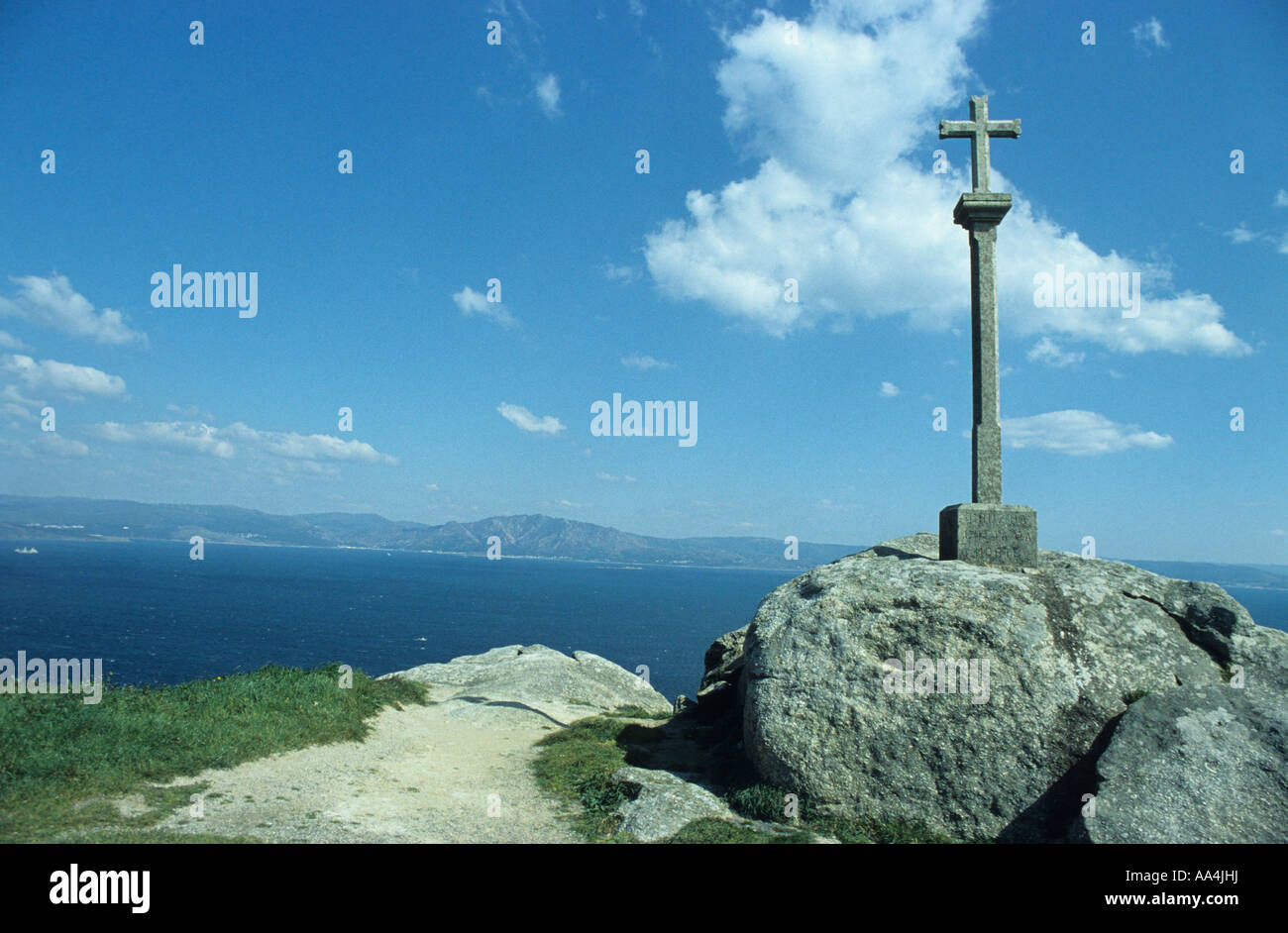 Croce di granito segna la via dei pellegrini sulla costa della Galizia Spagna Foto Stock