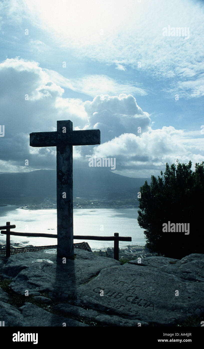 Croce di granito che segna il modo pellegrini sulle coste della Galizia Spagna Foto Stock