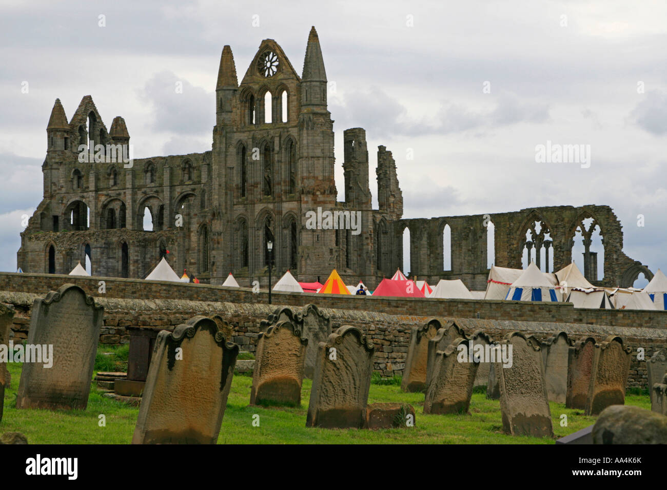 Whitby Abbey bank holiday caso North Yorkshire coastal resort sul mare Inghilterra uk gb Foto Stock