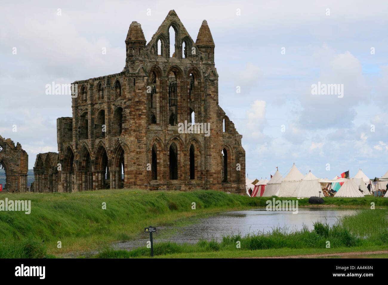 Whitby Abbey bank holiday caso North Yorkshire coastal resort sul mare Inghilterra uk gb Foto Stock