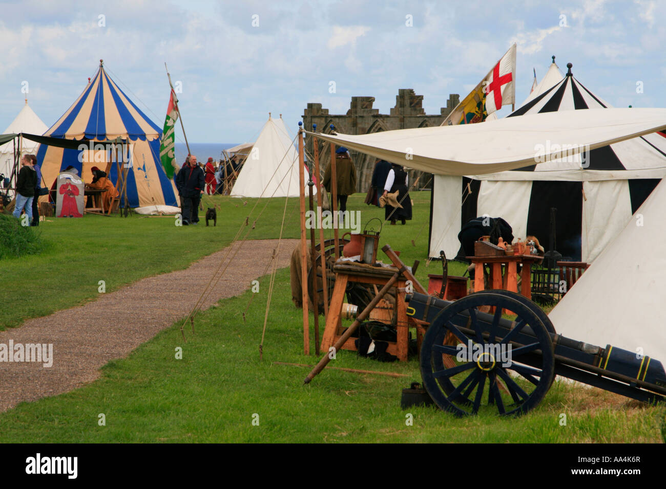 Whitby Abbey bank holiday caso North Yorkshire coastal resort sul mare Inghilterra uk gb Foto Stock
