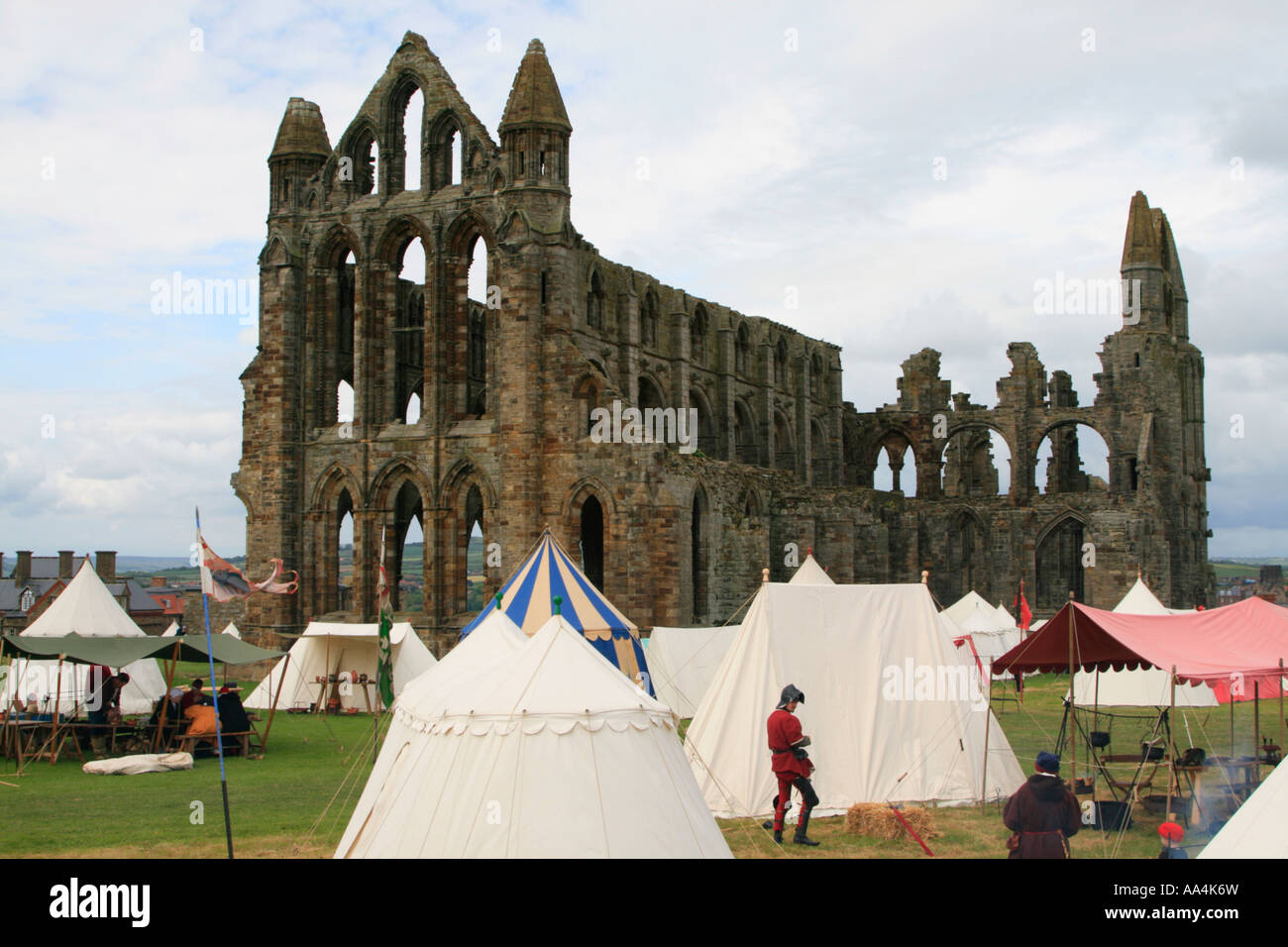 Whitby Abbey bank holiday caso North Yorkshire coastal resort sul mare Inghilterra uk gb Foto Stock