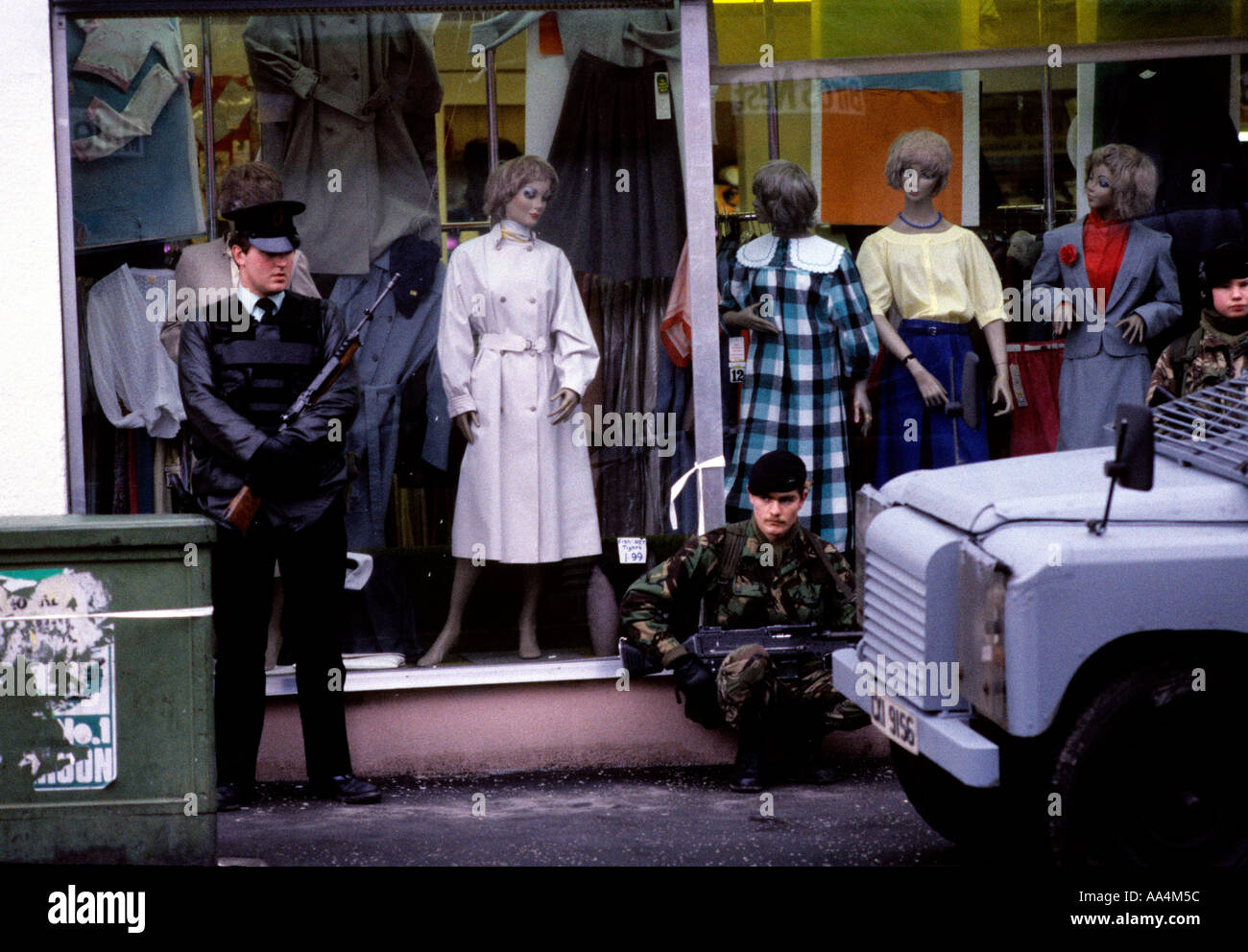 NEWRY BOMBARDAMENTO IRLANDA DEL NORD 28 FEB 1985. 9 RUC poliziotti sono morti quando l'IRA a Malta ha bombardato la loro stazione di polizia a Newry Foto Stock