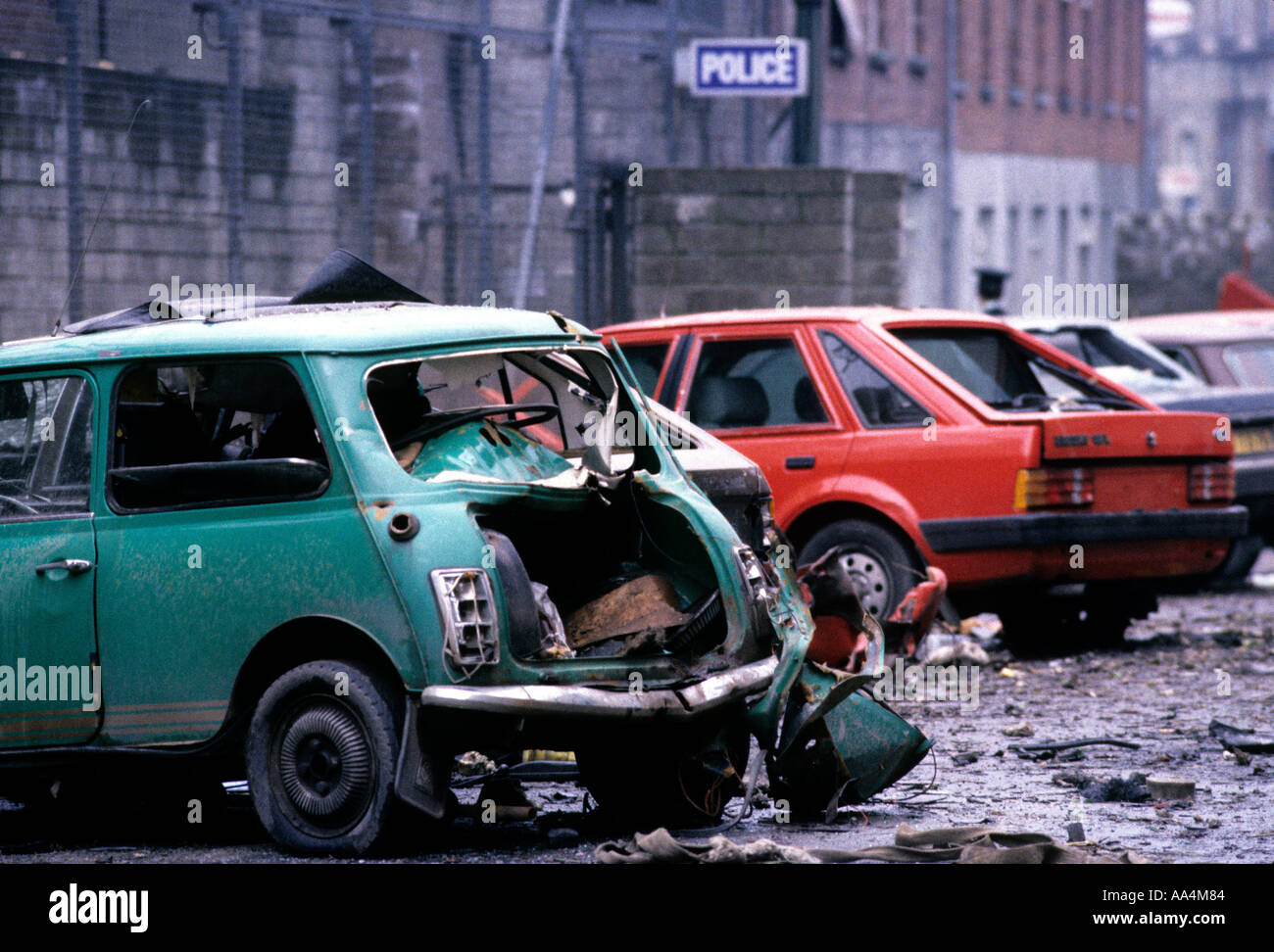 NEWRY BOMBARDAMENTO IRLANDA DEL NORD 28 FEB 1985. 9 RUC poliziotti sono morti quando l'IRA a Malta ha bombardato la loro stazione di polizia a Newry Foto Stock