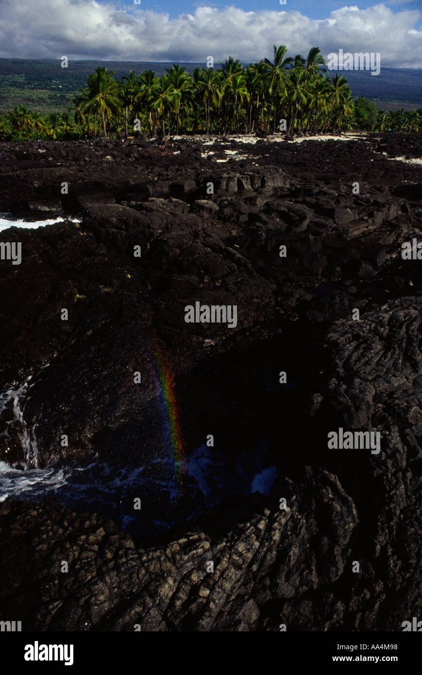 Rainbow proveniente dal foro di sfiato in Pu Uhonua Honaunau National Historical Park presso la città di rifugio sulla Big Island Foto Stock