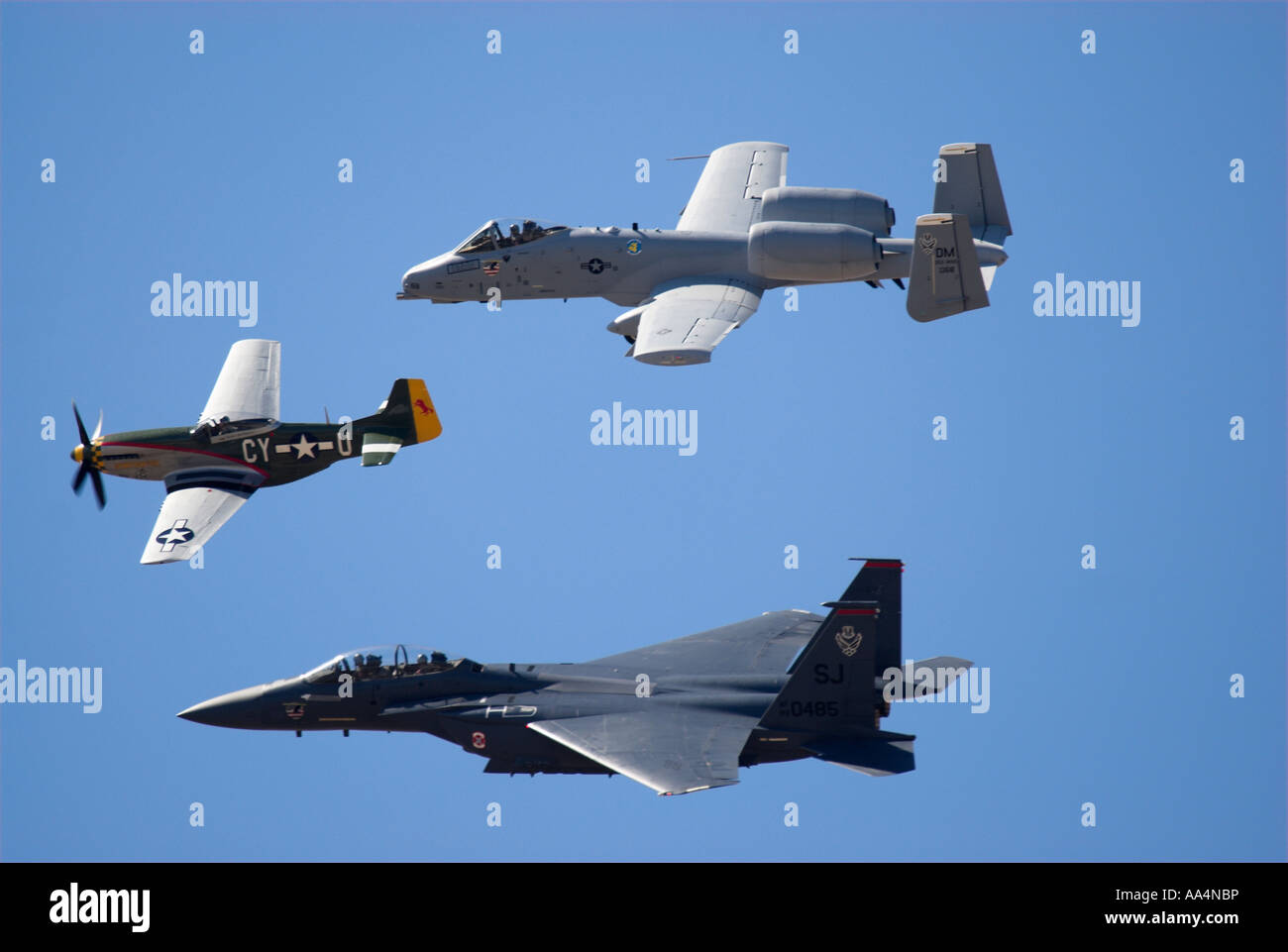 Una forza aerea " Storia " Volo con aerei da combattimento da tre diverse guerre volare insieme. Foto Stock