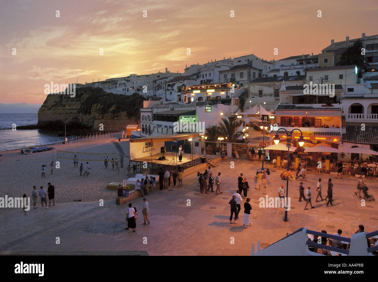Carvoeiro vista città al crepuscolo, algarve, portogallo, in estate con un palco allestito Foto Stock