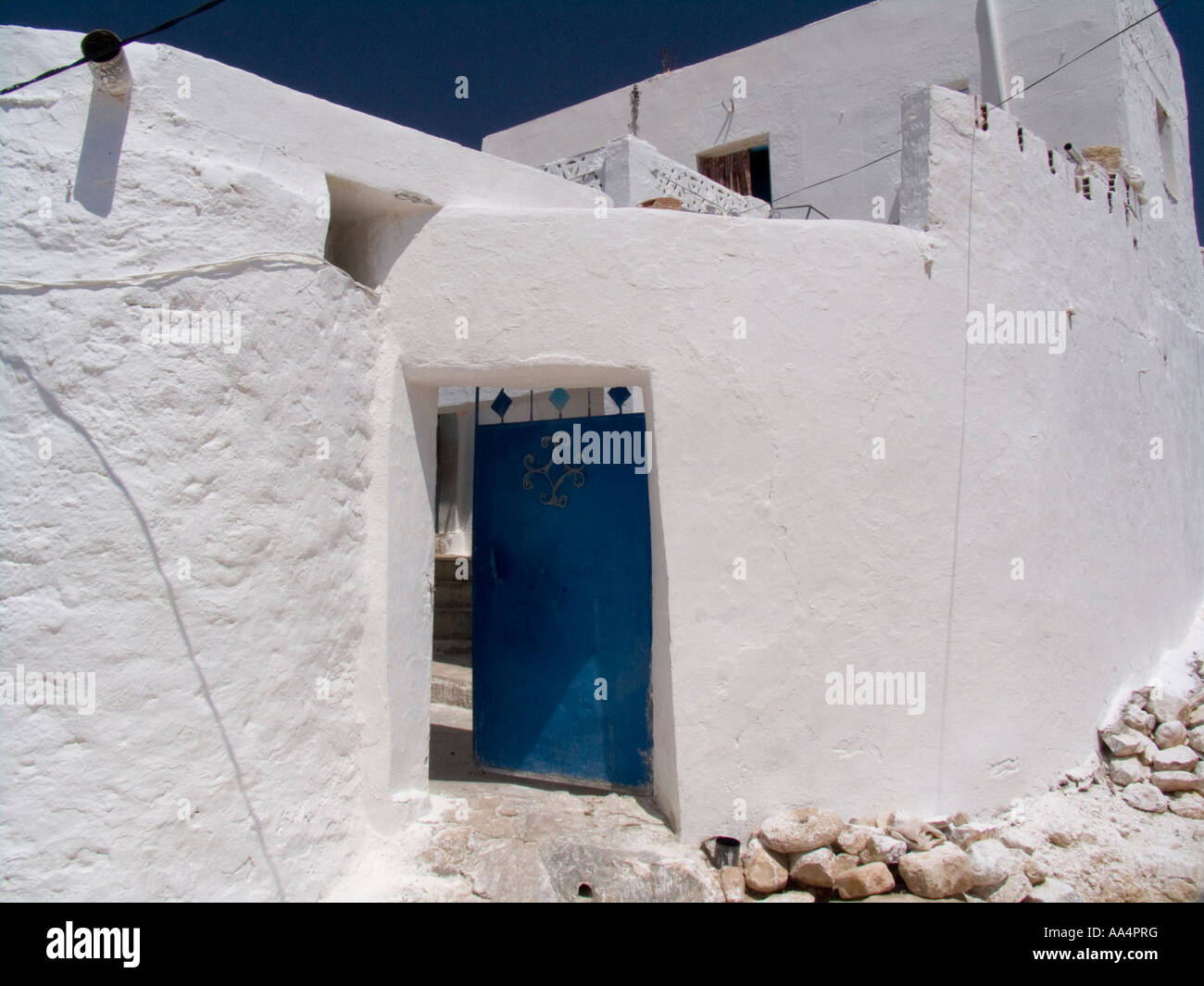 Dipinto di bianco casa Berber blu con porta di ingresso Tamezret vicino a Matmata Tunisia Foto Stock