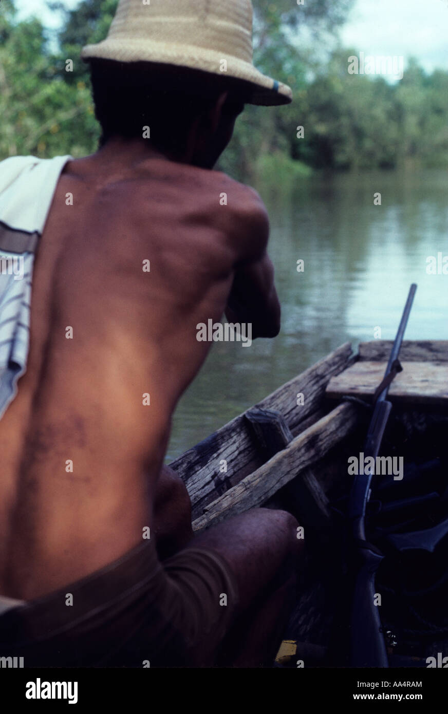 Brasile Amazzonia uomo paddling canoe Foto Stock