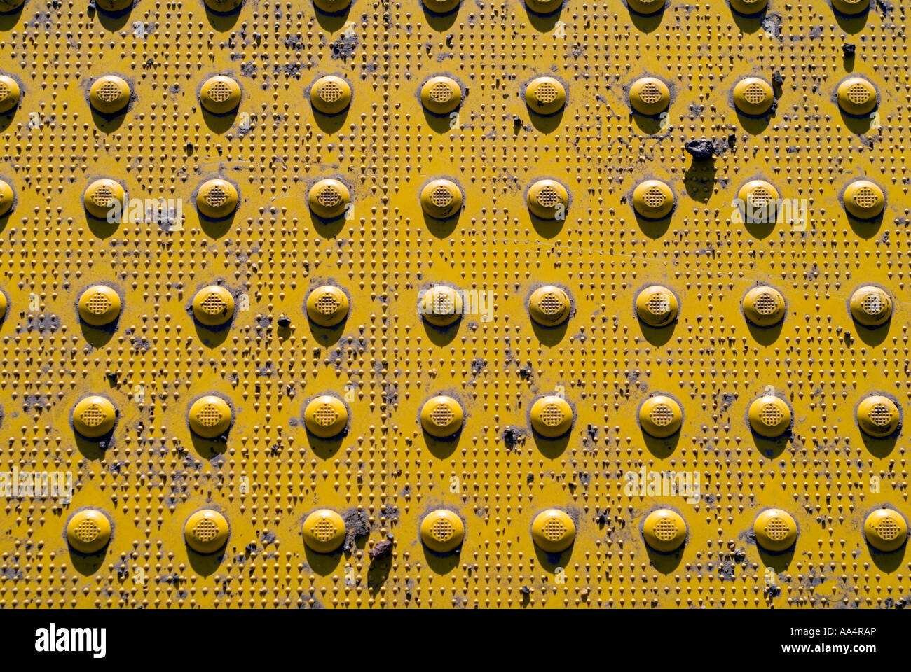 Close up di giallo antiscivolo di copertura sul marciapiede Foto Stock