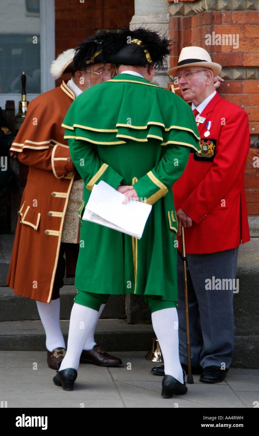 Town Criers raccogliere fuori Hungerford Town Hall West Berkshire Southern England Regno Unito Foto Stock