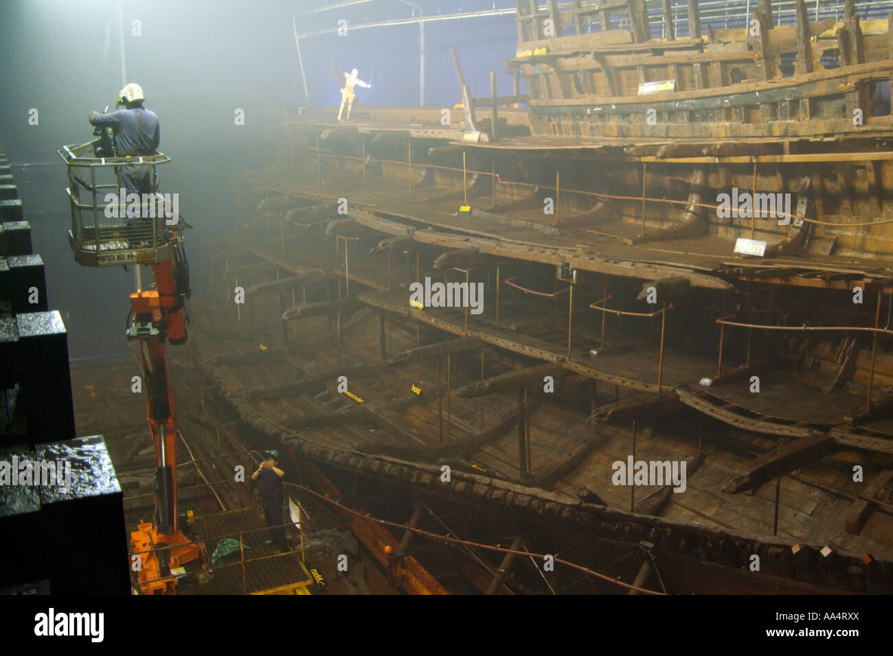 Mary Rose del XVI secolo nave da guerra. Cantiere Navale di Portsmouth Inghilterra UK attiva conservazione lavori in corso. Foto Stock