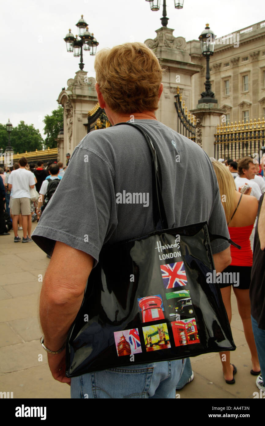 Uomo con borsa Harrods espulso sulla sua spalla. London Inghilterra England  Foto stock - Alamy