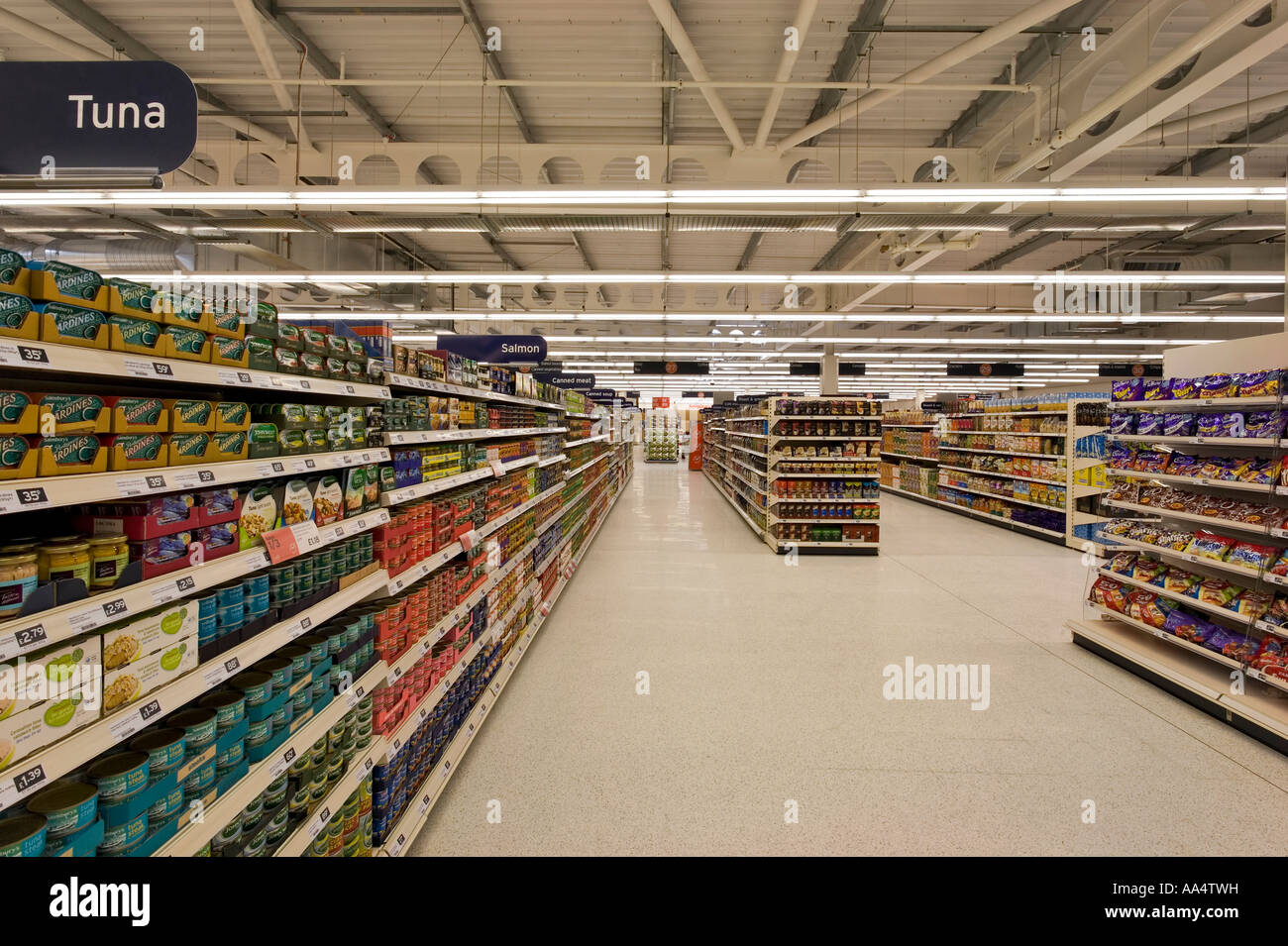 Ripiani sovrapposti al supermercato vuoto Foto Stock