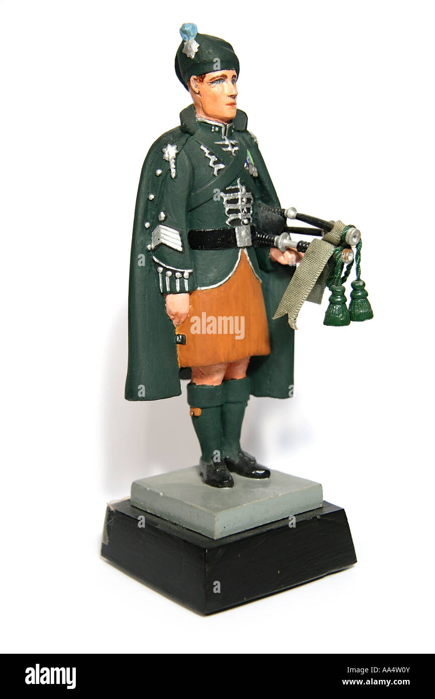 Dipinta la figura di un irlandese Guardie il Pipe Major della scultura da Howard F. Willetts.irlandese Guardie è un reggimento dell'Esercito britannico. Foto Stock