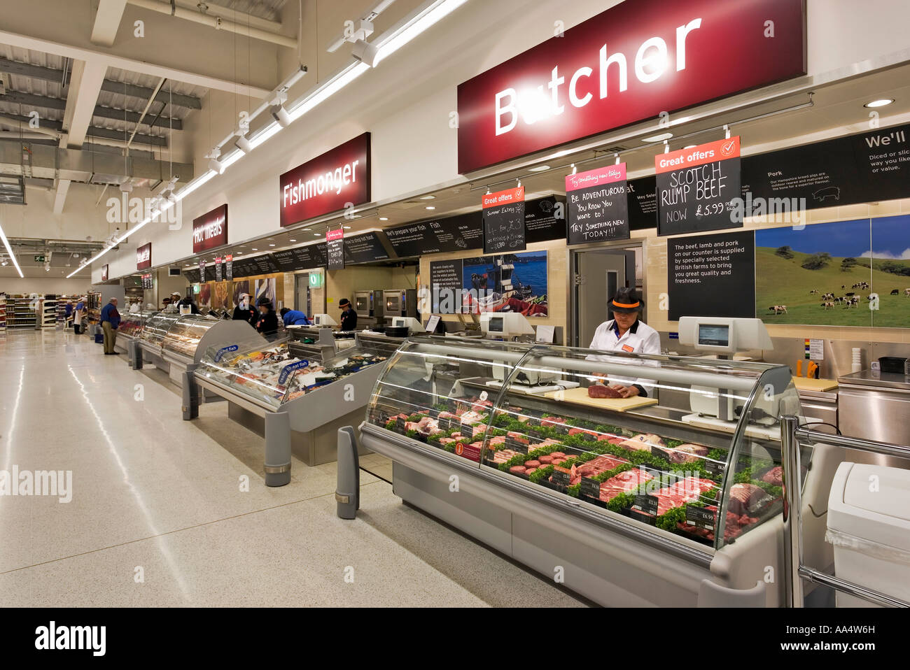 Display a base di carne al supermercato Foto Stock