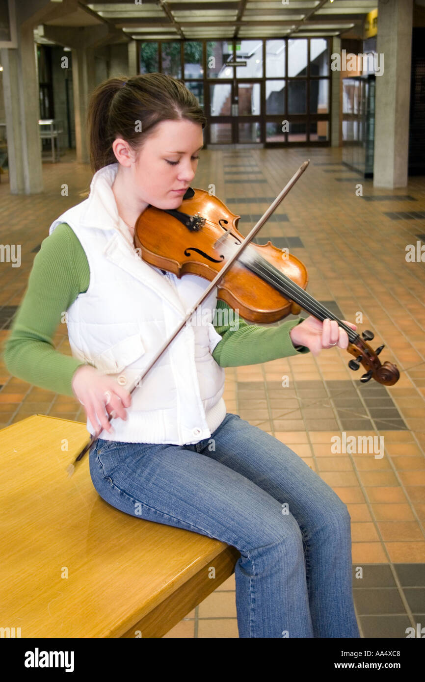 Giovani femmine fiddle violin player Università di Limerick Irlanda Foto Stock