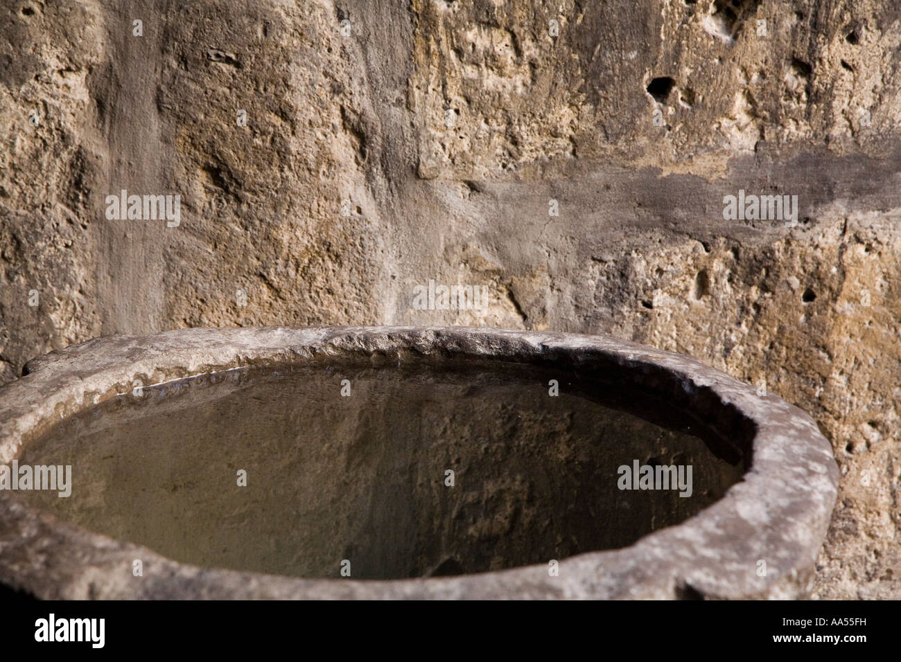 Un fonte battesimale in pietra del monastero di Arequipa, Perù Foto Stock