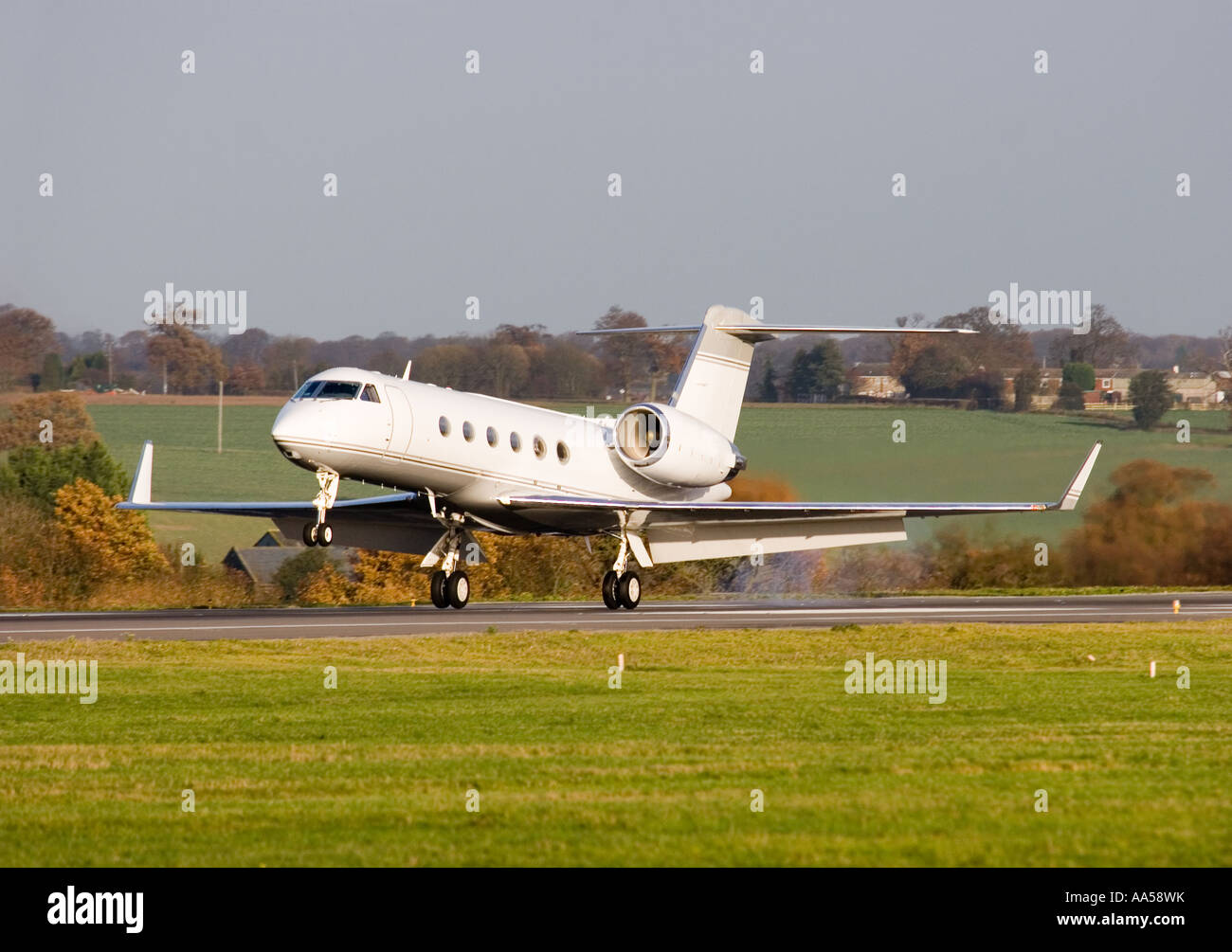 Gulfstream Aerospace G IV jet executive toccando verso il basso su una pista di aeroporto Foto Stock