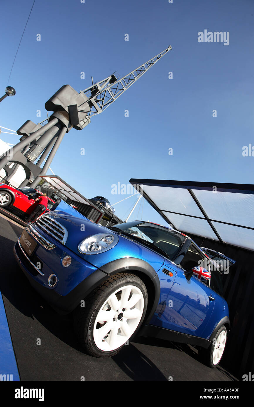 Una BMW Mini in blu al 2006 Motor Show di Excel, Docklands, Londra Foto Stock