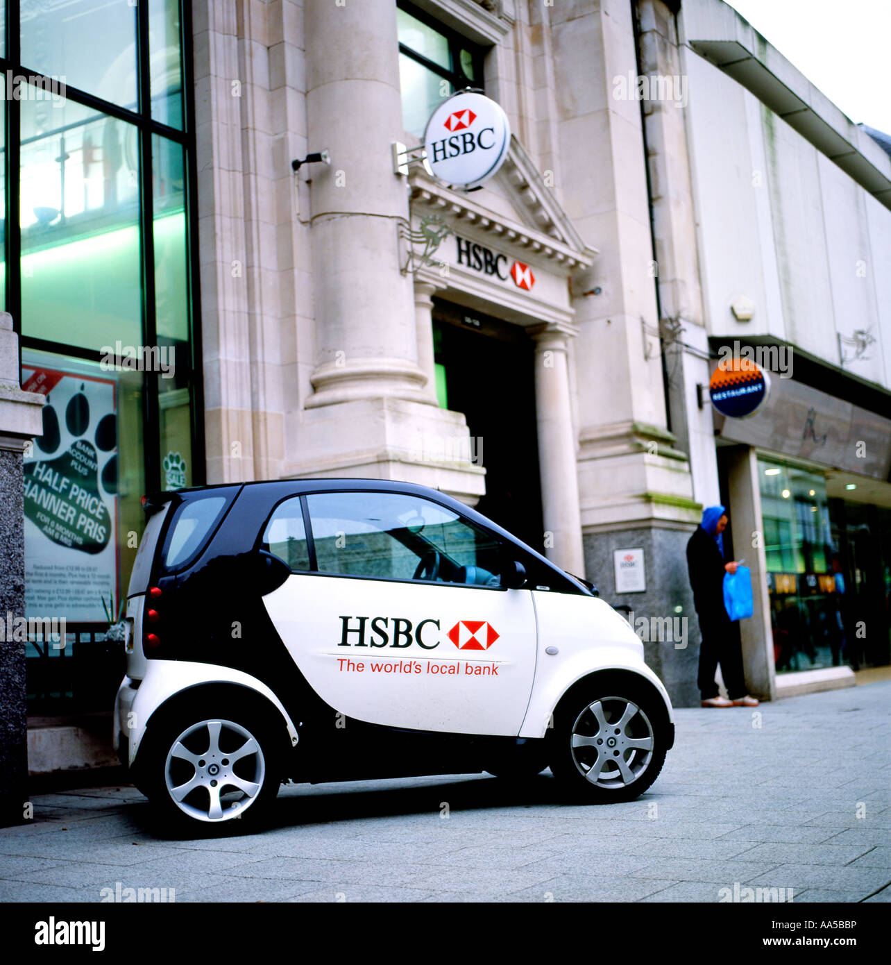 HSBC Smart Auto con il logo di banche parcheggiata fuori Queen Street, filiale della banca Cardiff Wales UK KATHY DEWITT Foto Stock