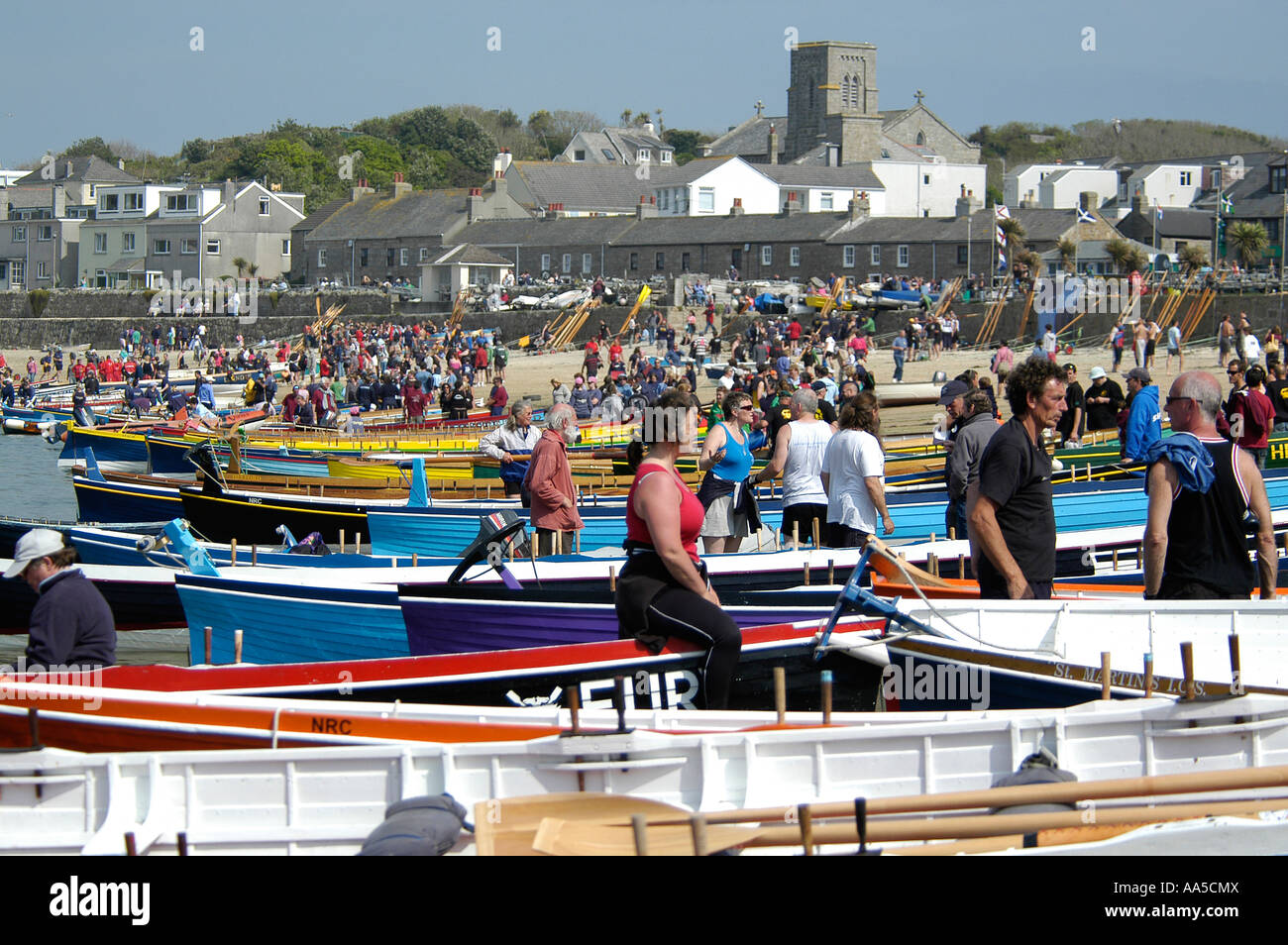 Preparare gli equipaggi in gara nel mondo Gig pilota campionati, Hughtown, St Mary, isole Scilly, REGNO UNITO Foto Stock