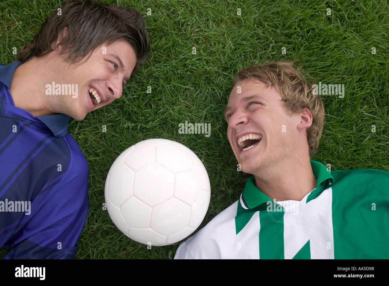 Due giovani amici fratelli con pallone da calcio Foto Stock